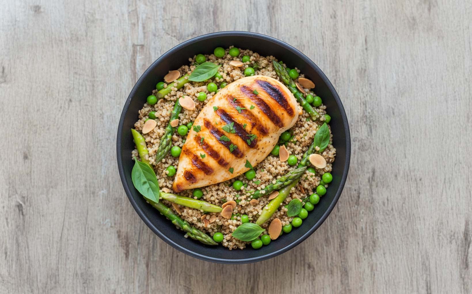Ensalada de Quinua con Espárragos y Pollo