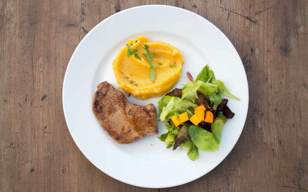 Cerdo con Ensalada y Puré de Zapallo con Papa