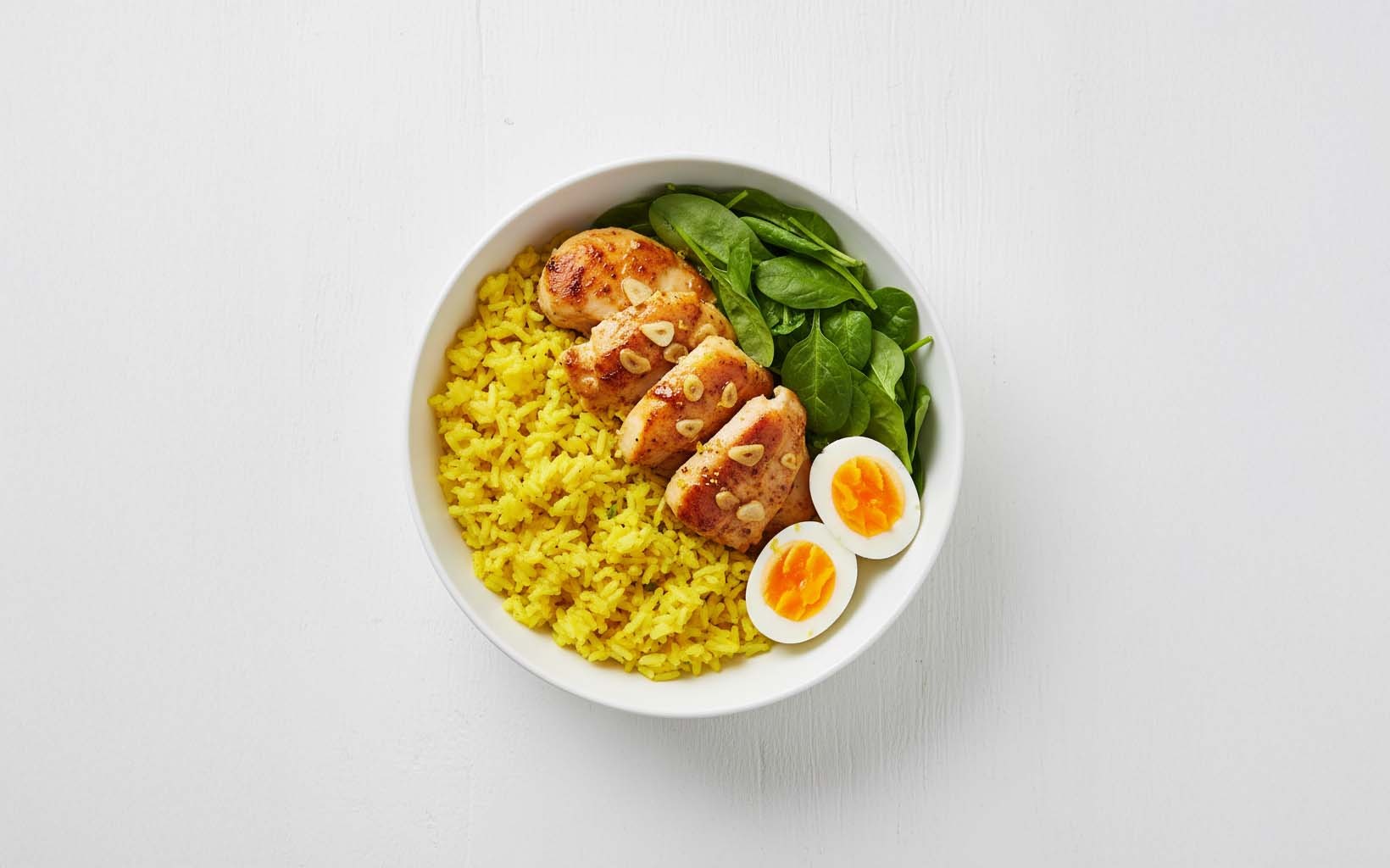 Pollo con Arroz Amarillo, Huevo y Ensalada de Espinaca
