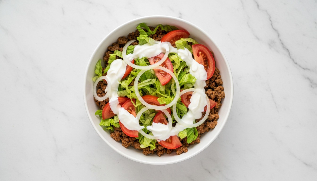 Bowl de Carne Molida con Lechuga, Cebolla y Tomate