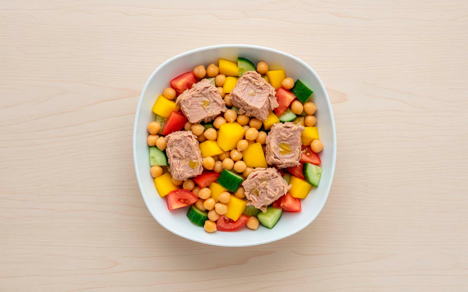 Ensalada de Atún, Garbanzos, Tomate, Mango y Pepino