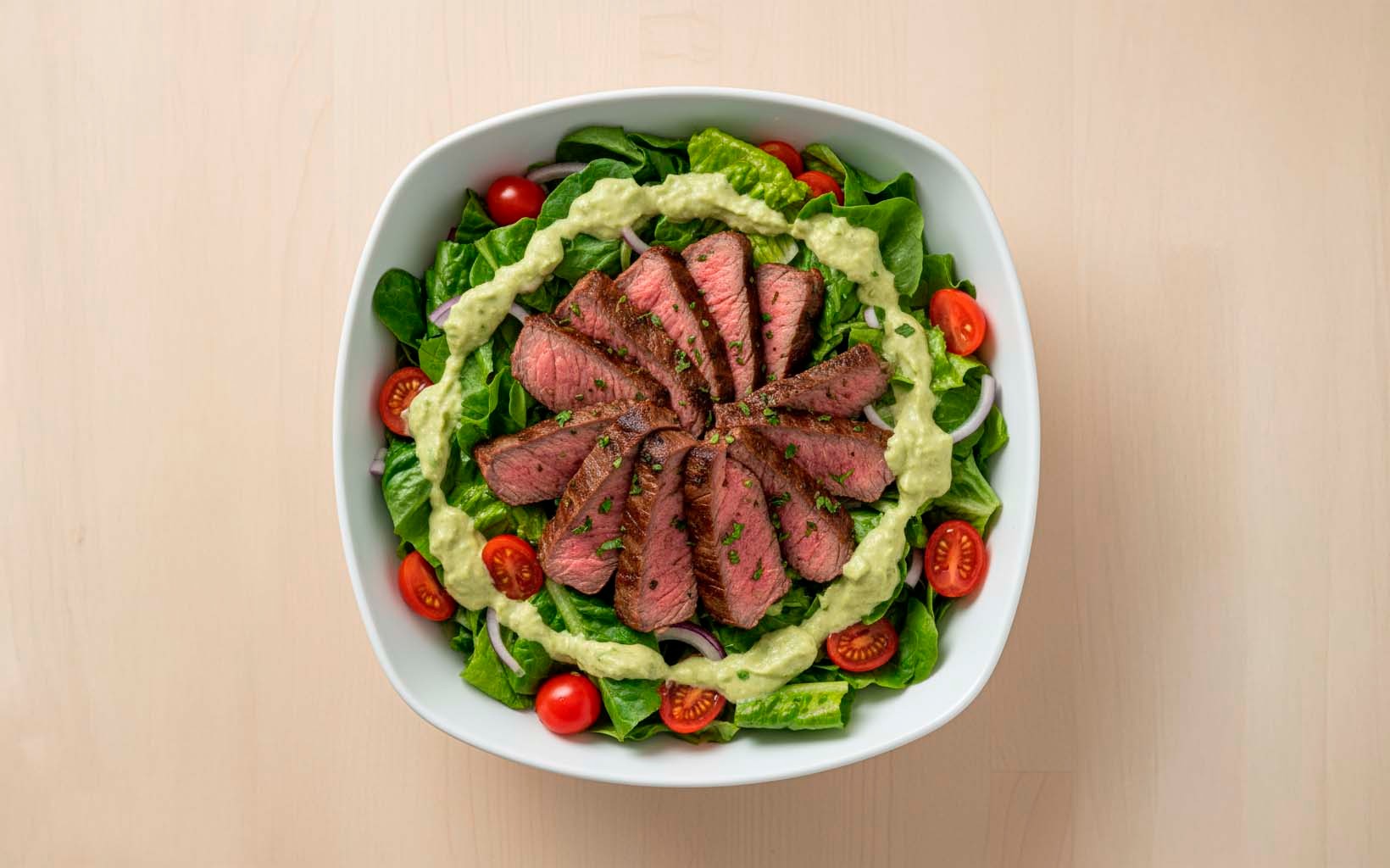 Ensalada de Carne, Lechuga y Tomate con Aliño de Palta