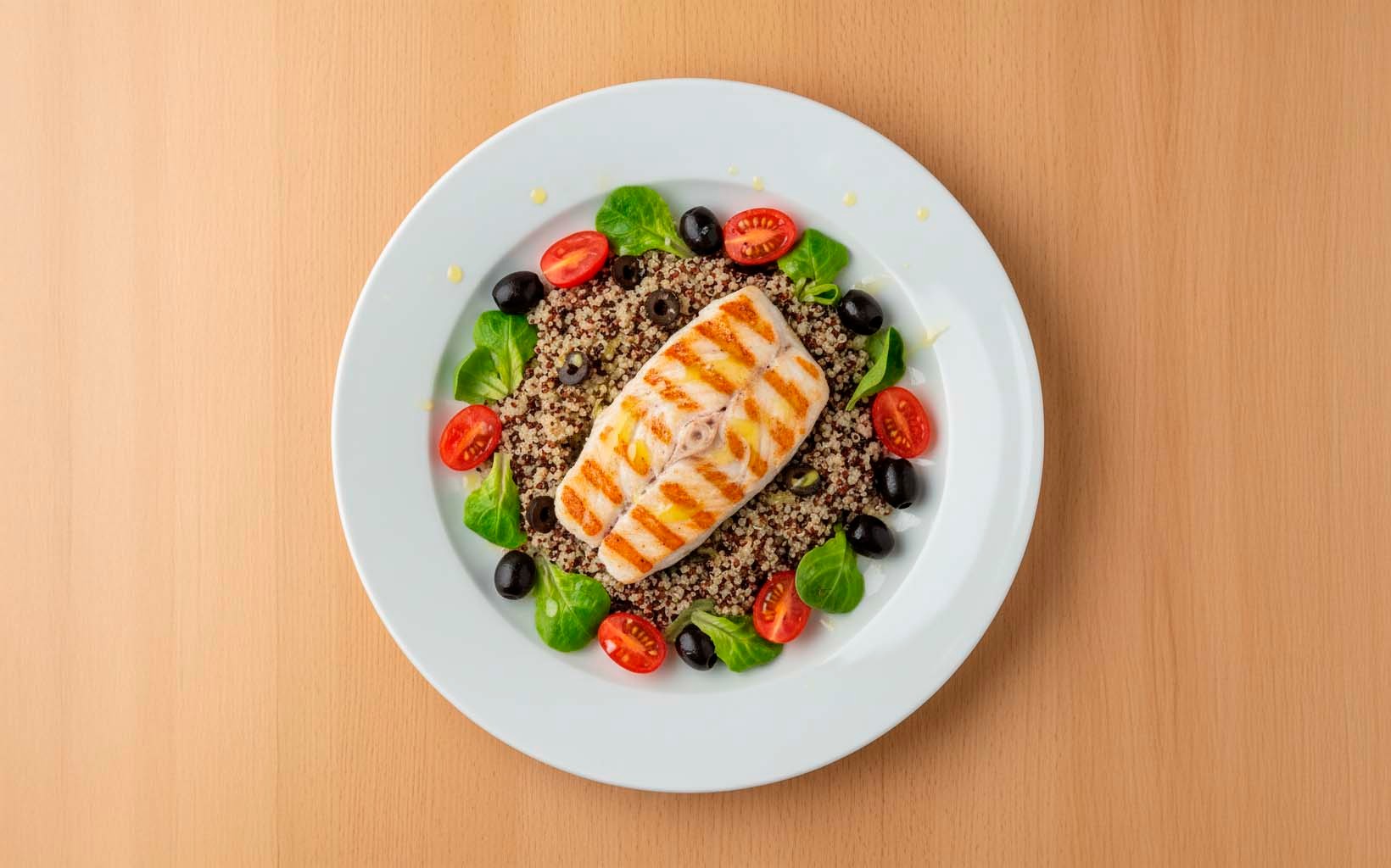 Pescado con Quinua y Ensalada de Tomate con Aceitunas