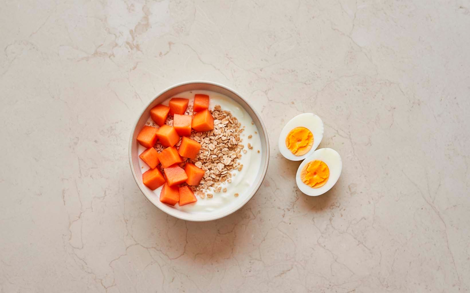 Huevos y Yogurt con Avena y Papaya