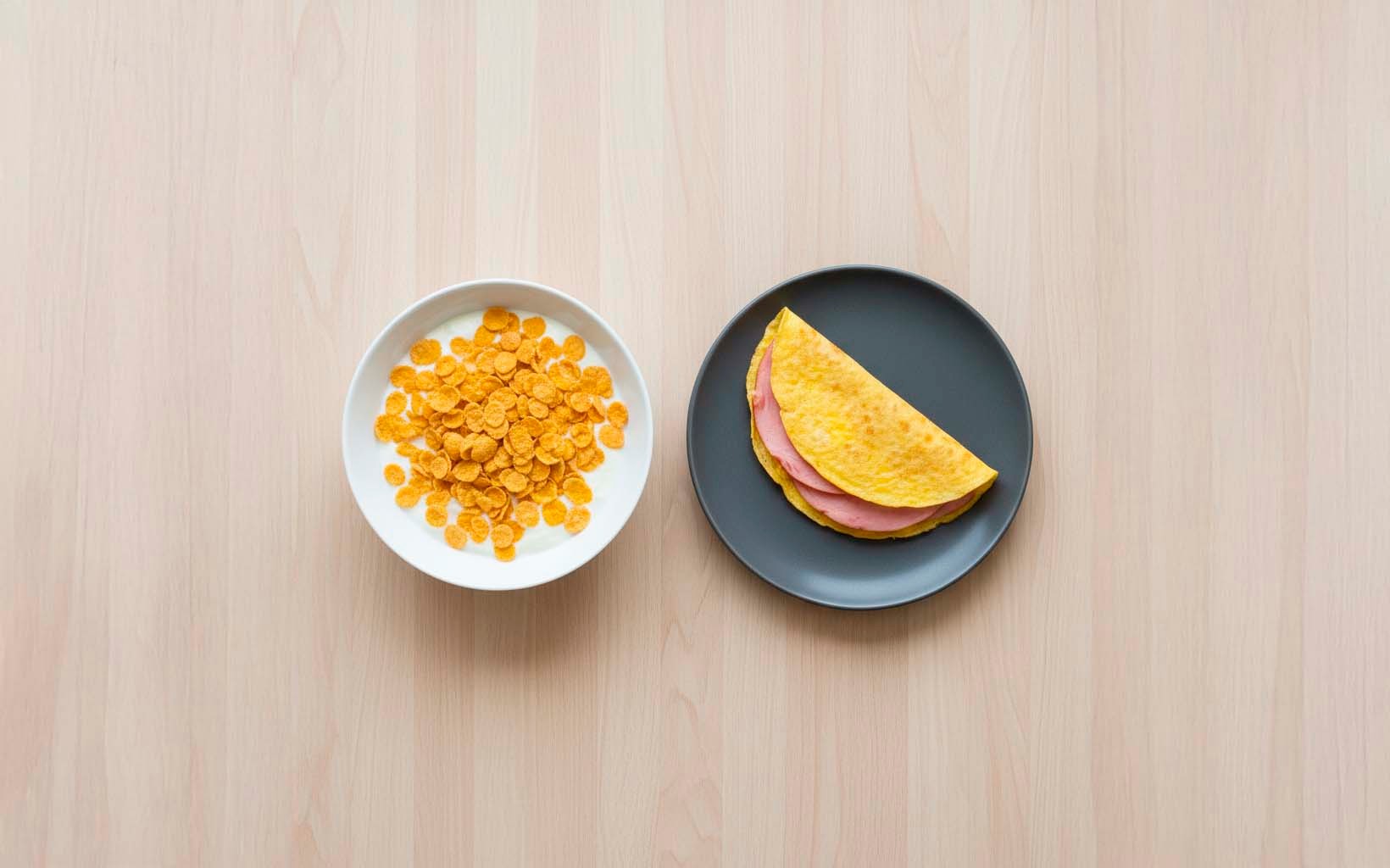 Bowl de Cereal con Yogurt y Tortilla de Jamón