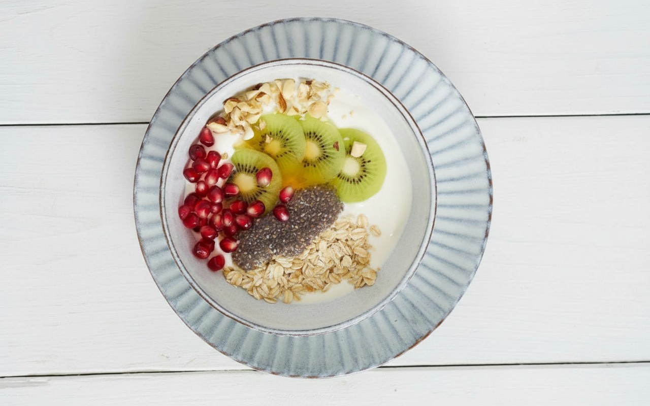 Yogurt with Oats, Almond, Chia and Kiwi - Calories - Fitia