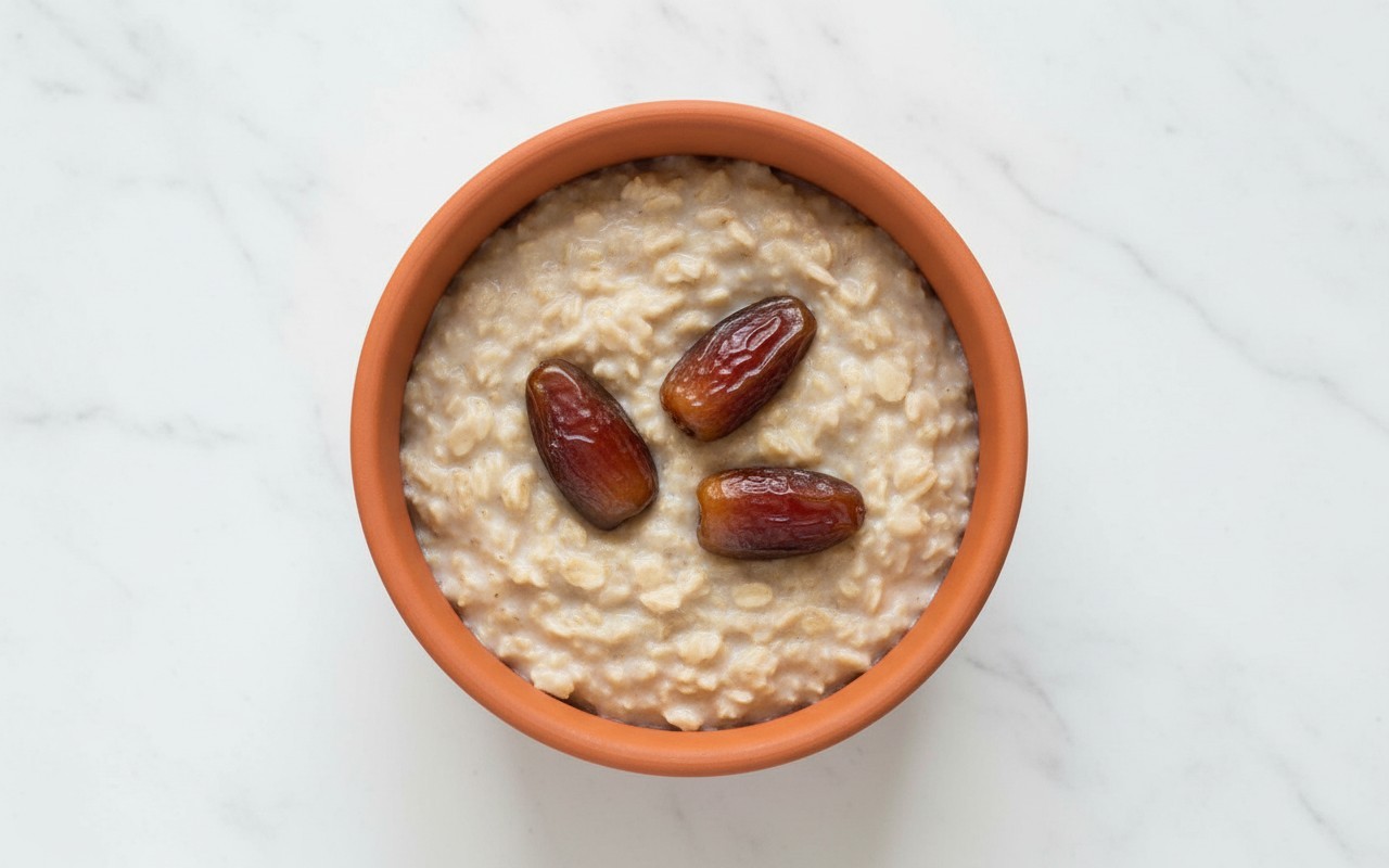 Oatmeal with Milk and Dates