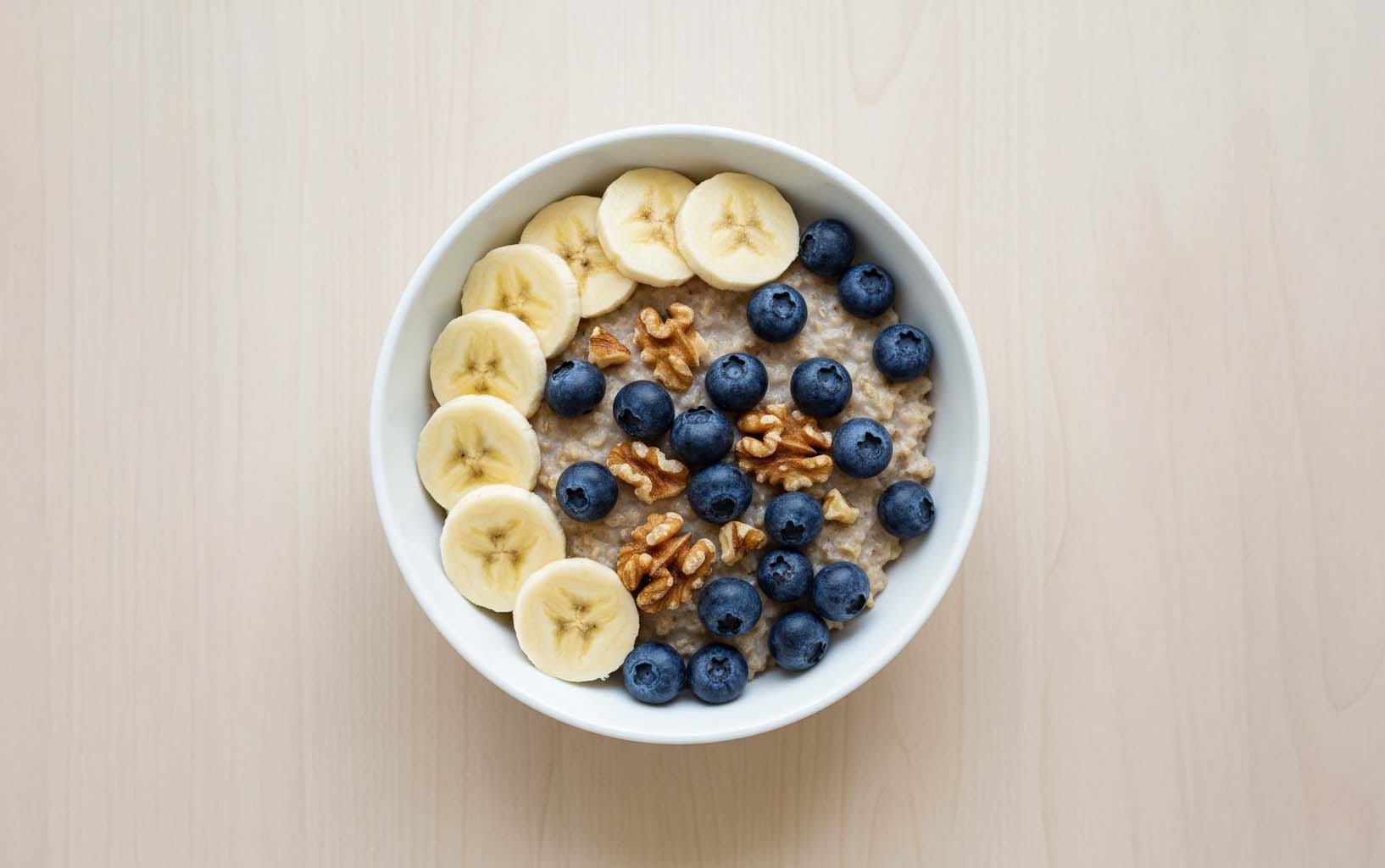 Oats with Banana, Blueberries and Walnuts