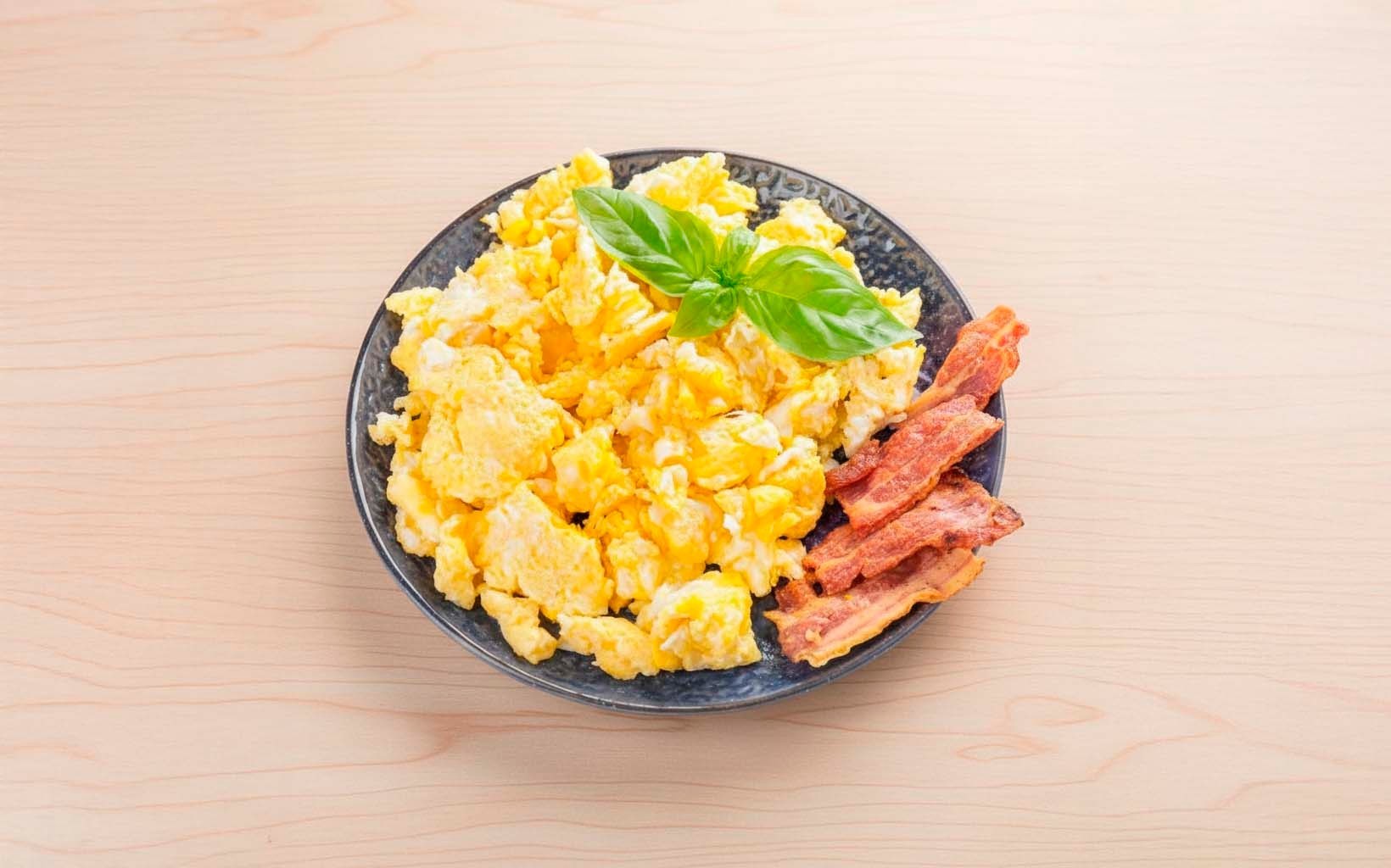 Scrambled Eggs with Bacon, image size:1640x1024