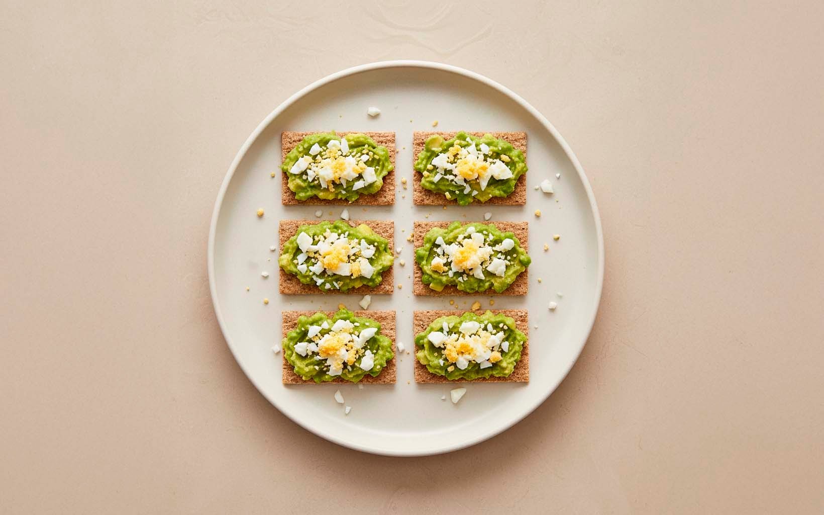 Crackers with Avocado and Egg
