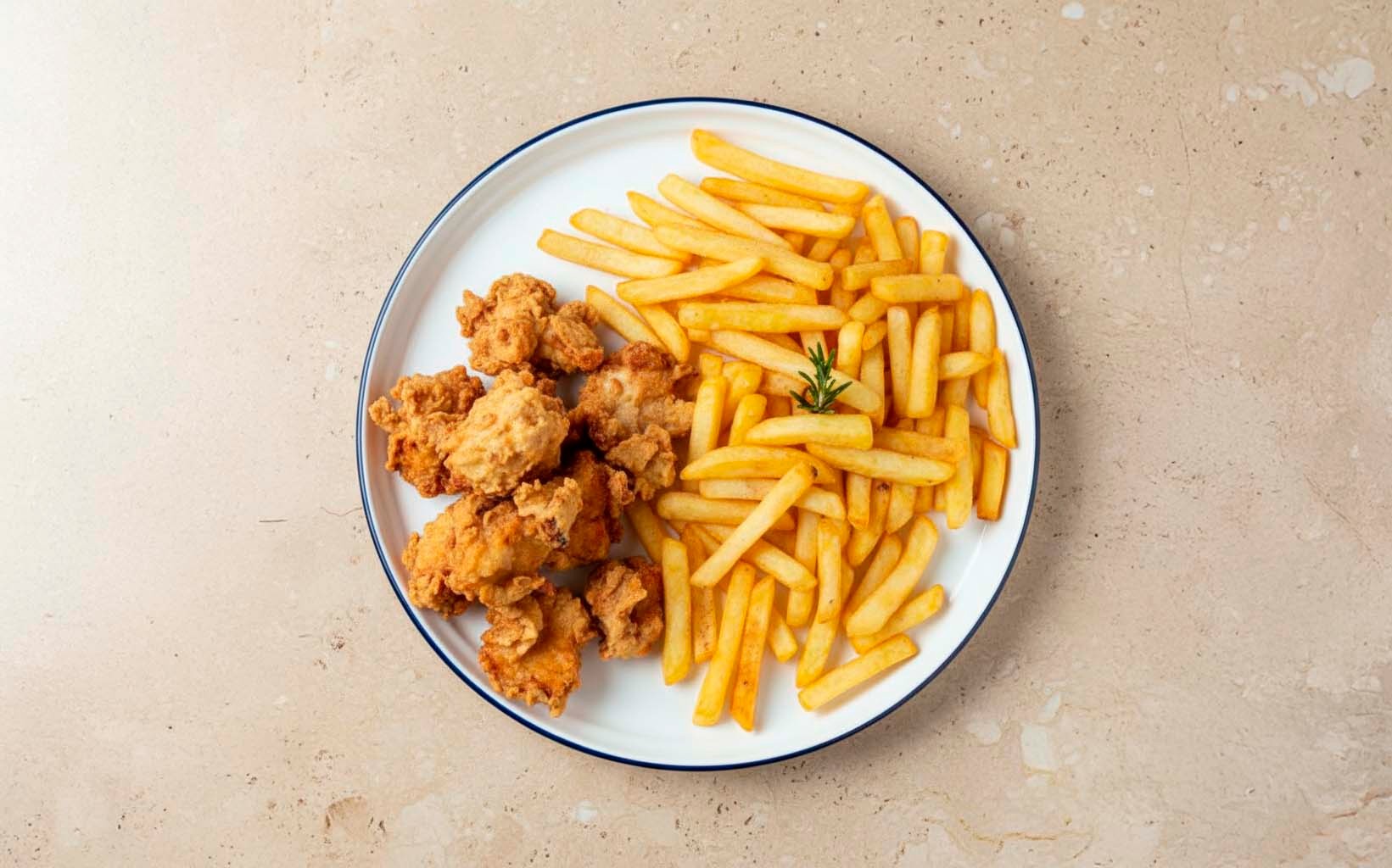 Chicharrón de Pollo con Papas Fritas