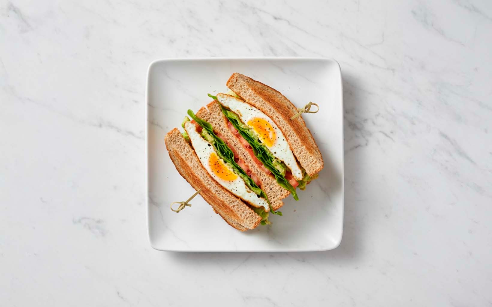 Sándwich Triple de Huevo, Palta y Tomate