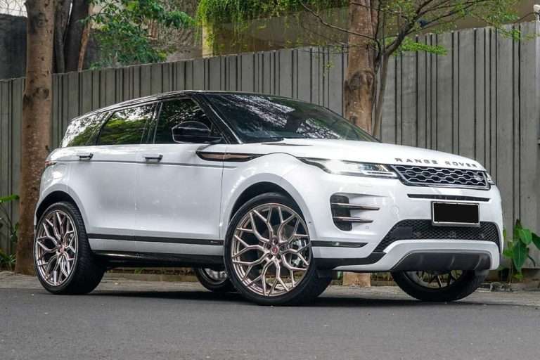 2023 Land Rover Range Rover Evoque fitted with S17-01 23x10 38mm wheels