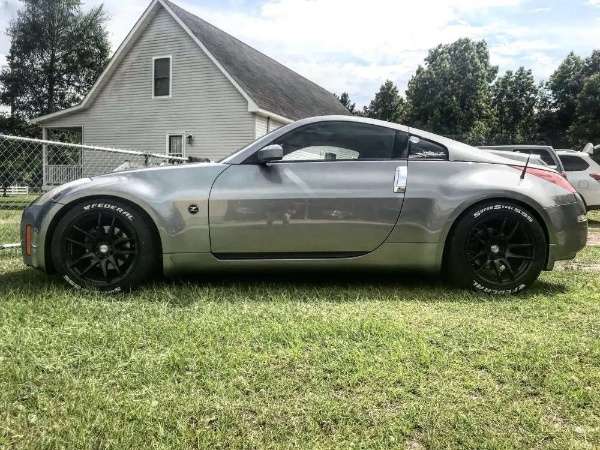 2009 Nissan 350Z fitted with SR08 - Black 18x9.5 22mm wheels