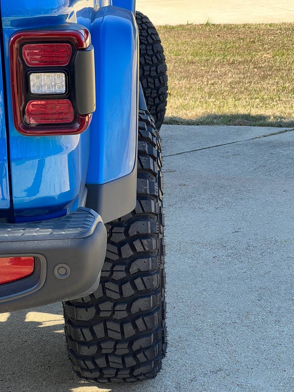 2023 Jeep Gladiator · Aftermarket · 17x8.5 front / 17x7.5 rear