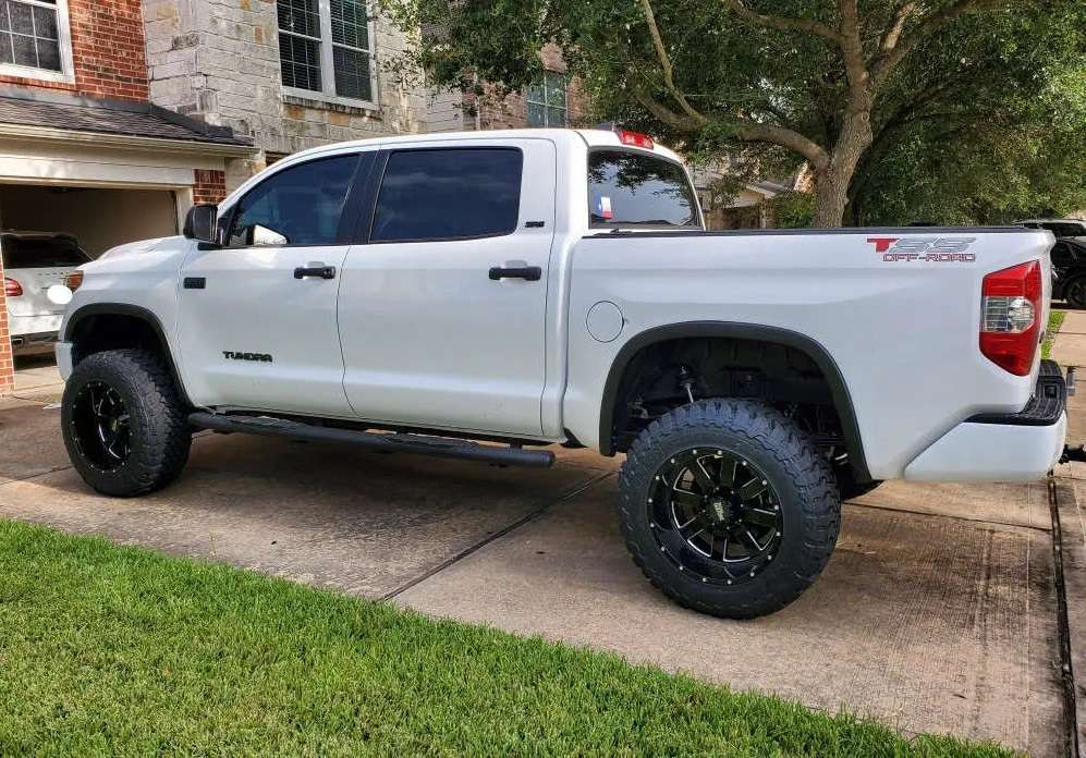 2021 Toyota Tundra fitted with MO962 - Black 20x12 -44mm wheels