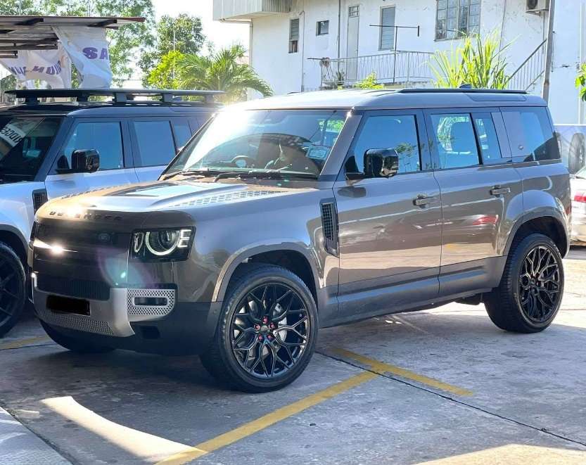 2020 Land Rover Defender 110 fitted with HF-2 22x10.5 38mm wheels