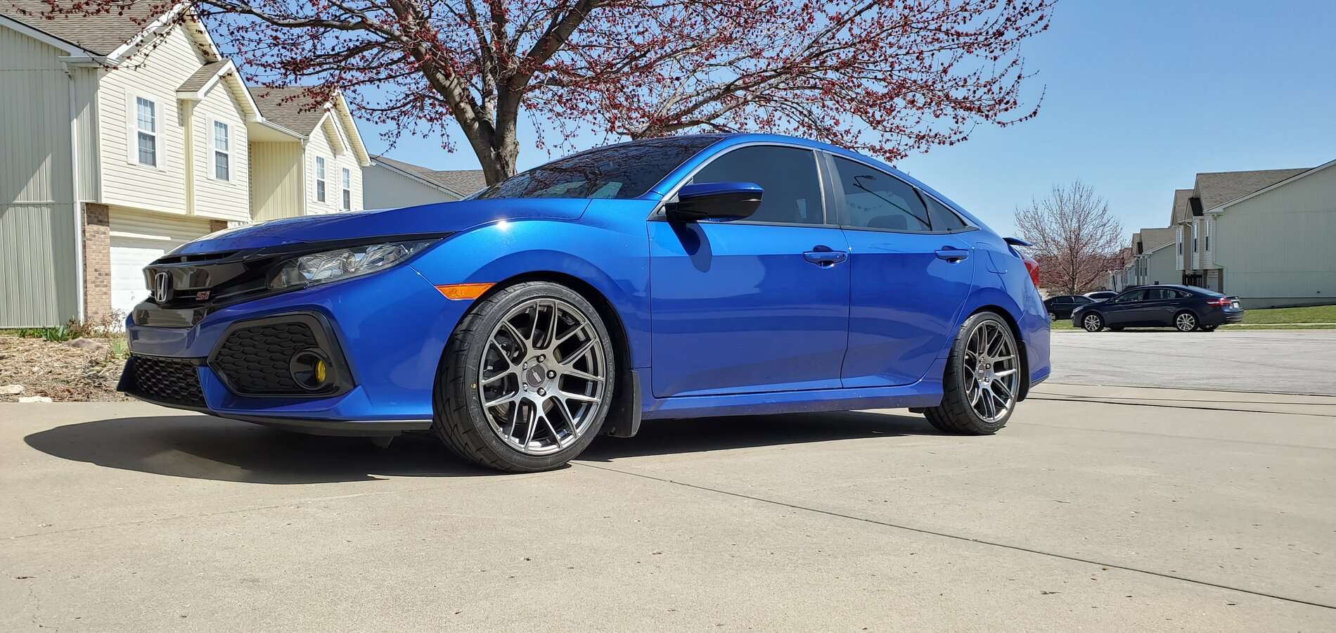 2019 Honda Civic fitted with F2 18x9 45mm wheels