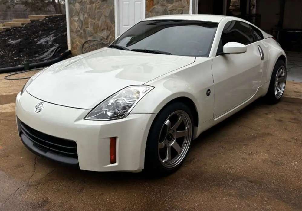 2008 Nissan 350Z fitted with AV6 - Hyperblack 18x9.5 24mm wheels