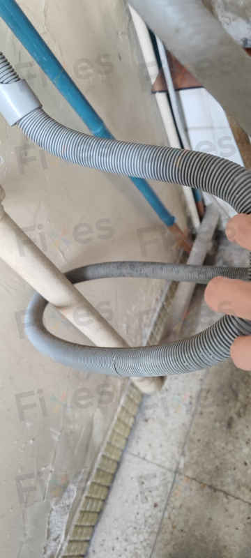 這部惠而浦AWO系列洗衣機排水喉碎成片狀，露台陽光直射多年後果 ☀️