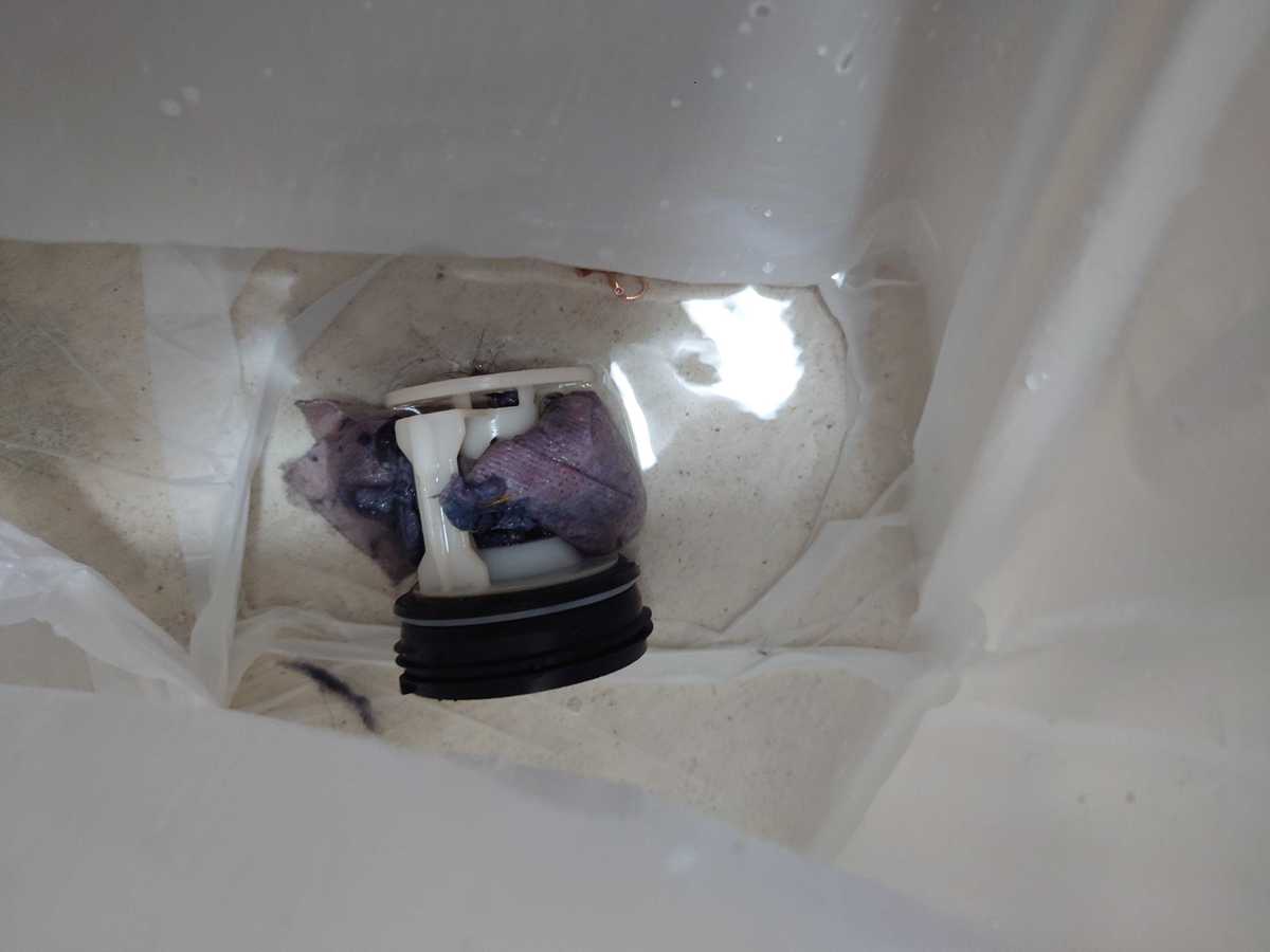 打開過濾器竟見吸色紙與耳環？破解這部惠而浦WRAL系列洗衣機E12排水故障🔍