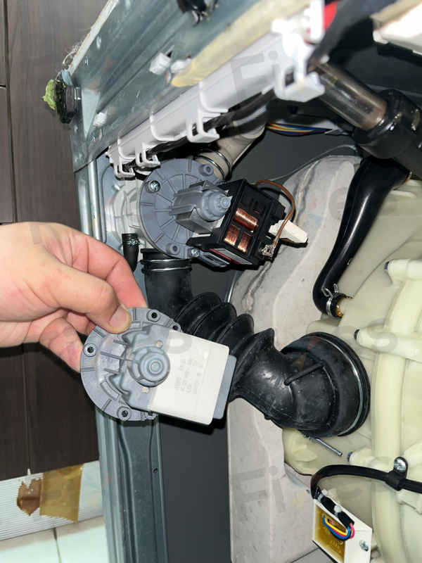 門鎖死，出現故障碼E12🔐Whirlpool惠而浦前置式洗衣機 FRAL80111