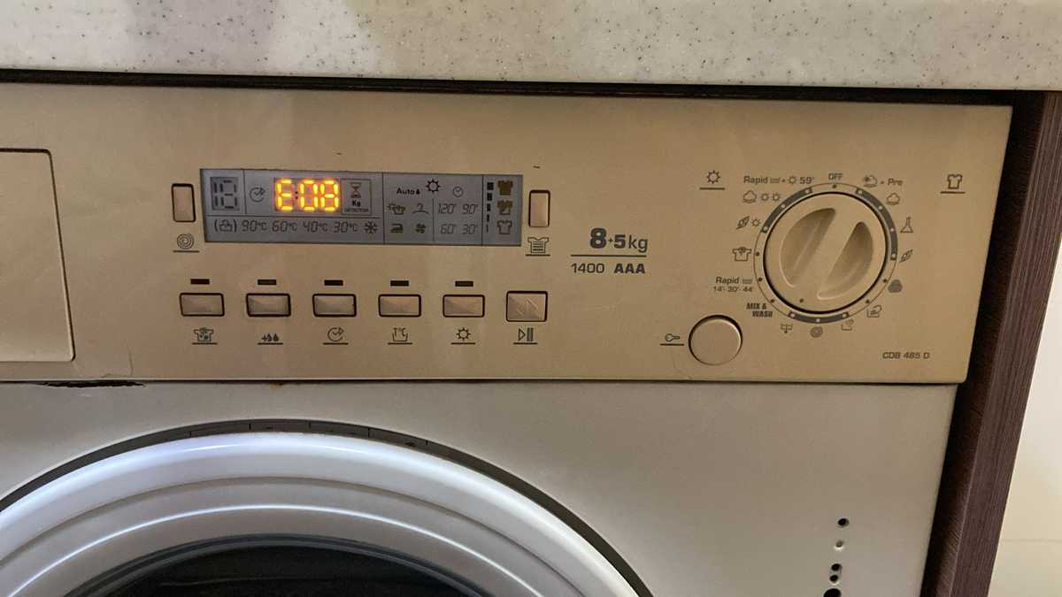 這部金鼎牌 CDB系列洗衣機出現E08故障？師傅現場確認摩打碳刷全磨損 🤔