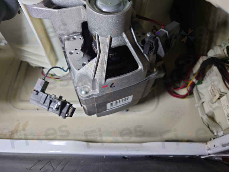 這部金鼎牌 CDB系列洗衣機出現E08故障？師傅現場確認摩打碳刷全磨損 🤔