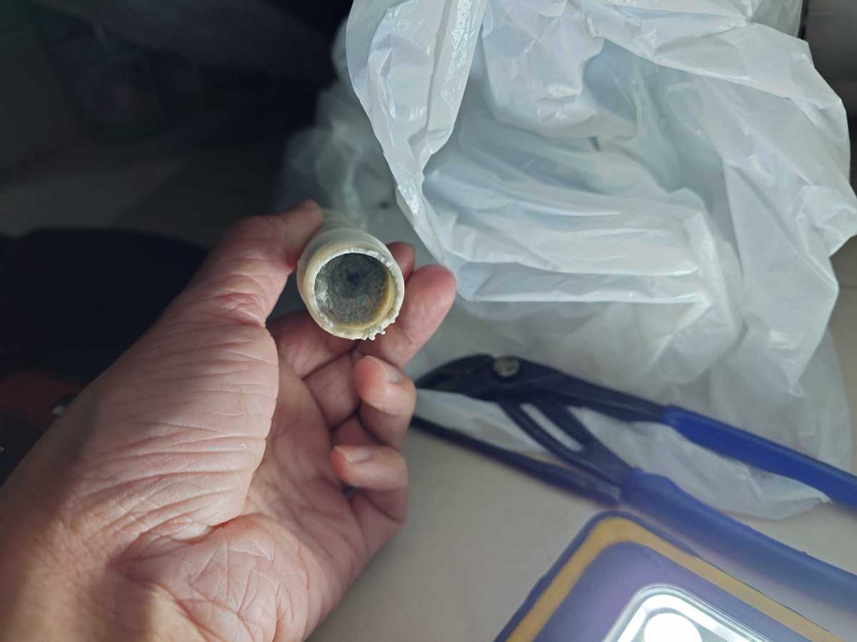 0E和1E故障碼同時出現，這部LG WF系列洗衣機的水位感應系統竟被這樣堵塞 🔍