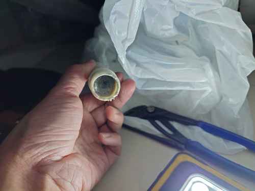 0E和1E故障碼同時出現，這部LG WF系列洗衣機的水位感應系統竟被這樣堵塞 🔍