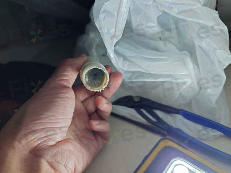 0E和1E故障碼同時出現，這部LG WF系列洗衣機的水位感應系統竟被這樣堵塞 🔍