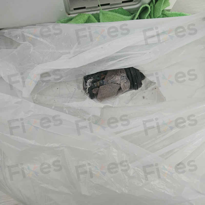 這部LG洗衣機F12085V2W因色吸紙與鈕扣堵塞亮起0E，師傅現場復原 🧺