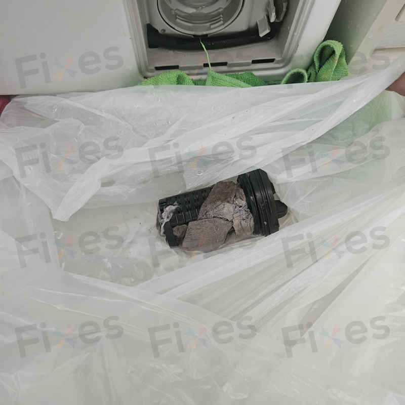 這部LG洗衣機F12085V2W因色吸紙與鈕扣堵塞亮起0E，師傅現場復原 🧺