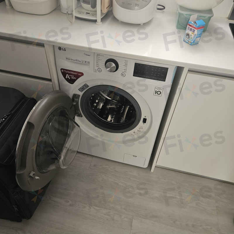 這部LG洗衣機F12085V2W因色吸紙與鈕扣堵塞亮起0E，師傅現場復原 🧺