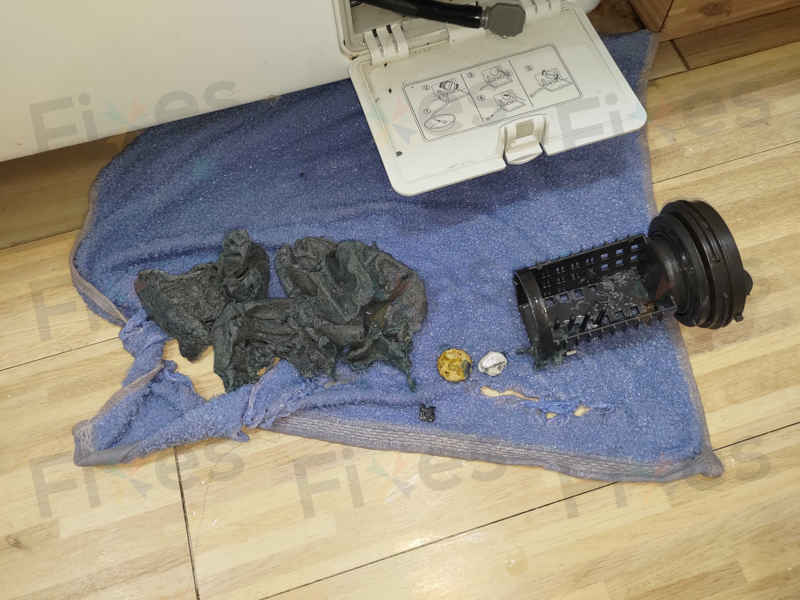 合租單位共用洗衣機的代價:這部LG FV系列排水系統塞滿雜物實錄 🏠