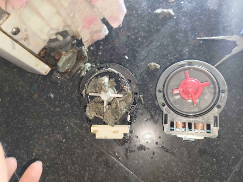 洗衣粉累積竟讓這部LG WFCN系列洗衣機出現0E故障碼，現場拆泵驚見殘渣 💡