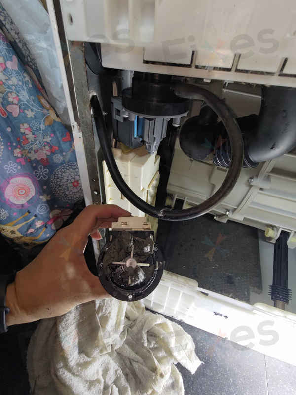 洗衣粉累積竟讓這部LG WFCN系列洗衣機出現0E故障碼，現場拆泵驚見殘渣 💡