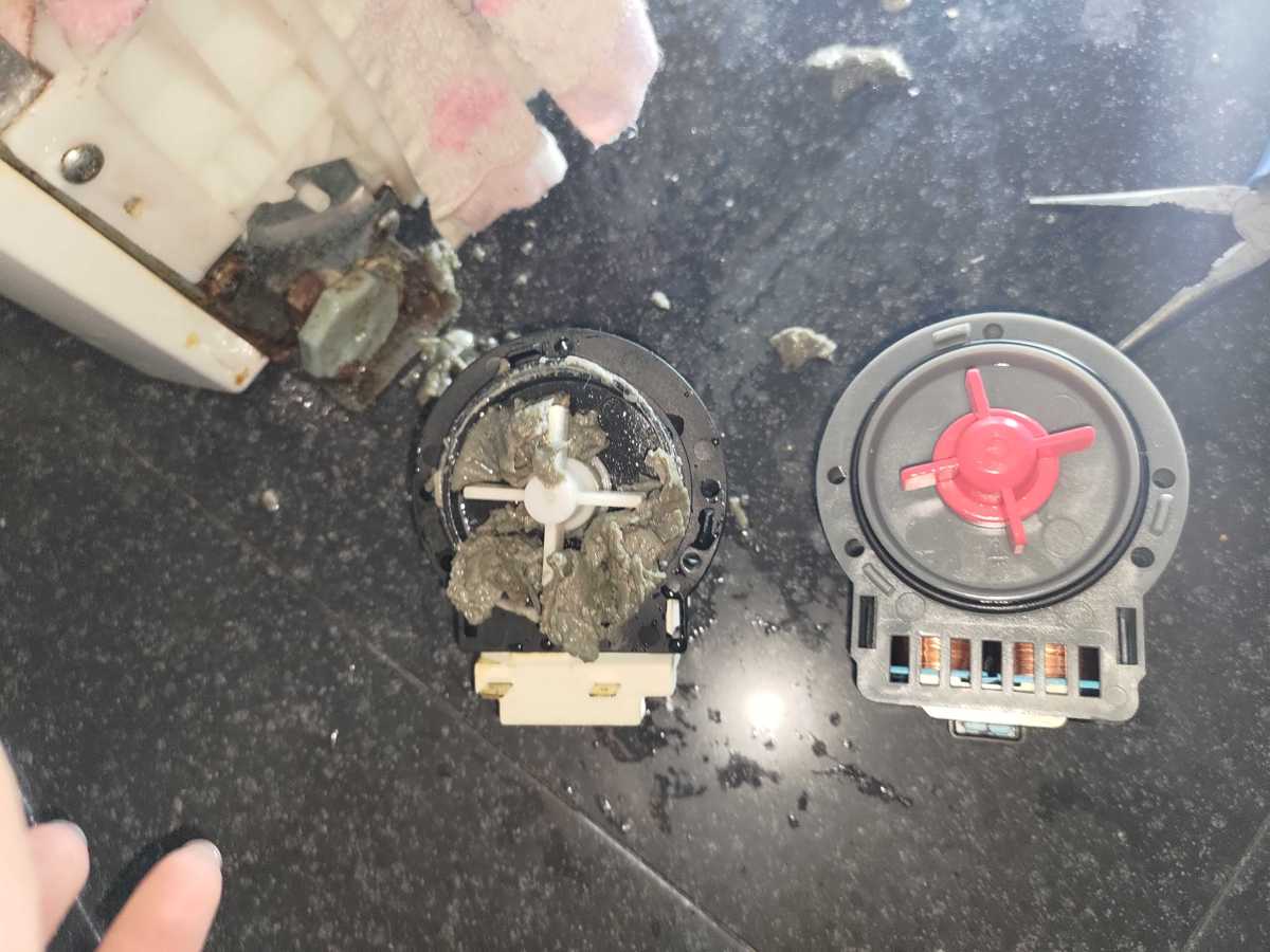 洗衣粉累積竟讓這部LG WFCN系列洗衣機出現0E故障碼，現場拆泵驚見殘渣 💡