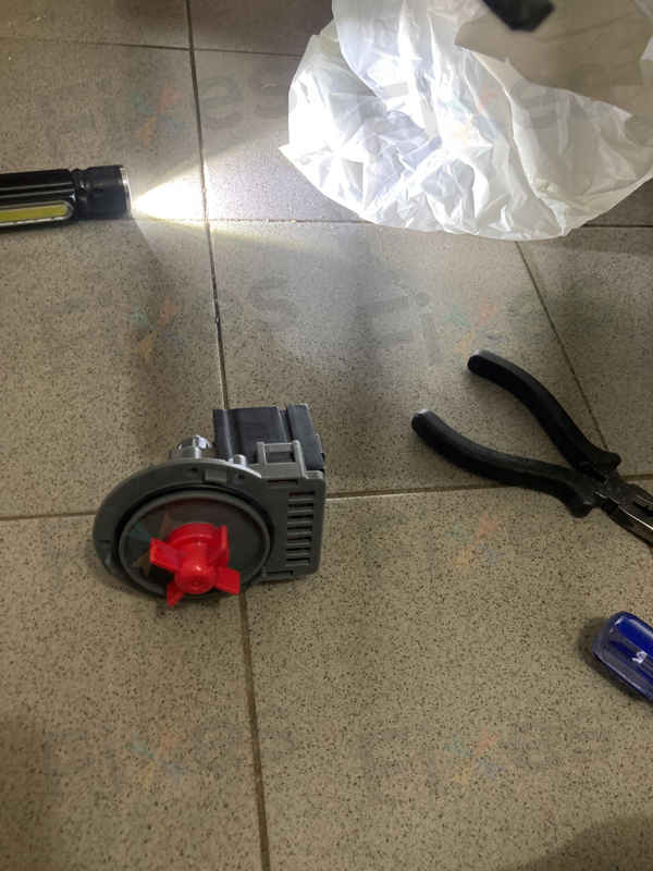 連續清理過濾器無效,這部LG WFNP系列洗衣機0E故障碼揭示排水泵故障🔍