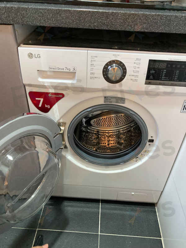 當0E故障來襲：這部LG WFT系列洗衣機現場更換排水泵的暖心瞬間🛟
