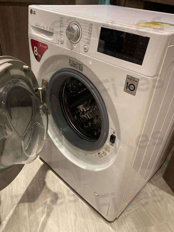 LG洗衣機顯示1E故障碼？一個簡單的喉管問題引發的維修故事 🔍