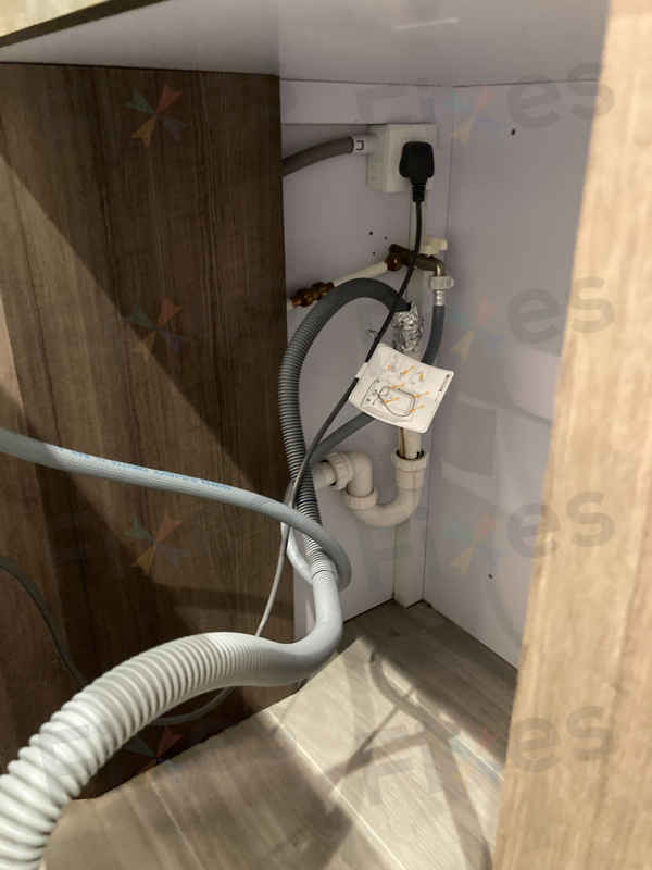 LG洗衣機顯示1E故障碼？一個簡單的喉管問題引發的維修故事 🔍