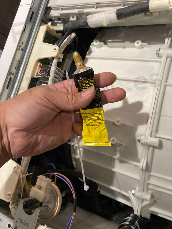 LG洗衣機顯示1E故障碼？一個簡單的喉管問題引發的維修故事 🔍