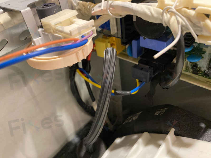 LG洗衣機顯示1E故障碼？一個簡單的喉管問題引發的維修故事 🔍