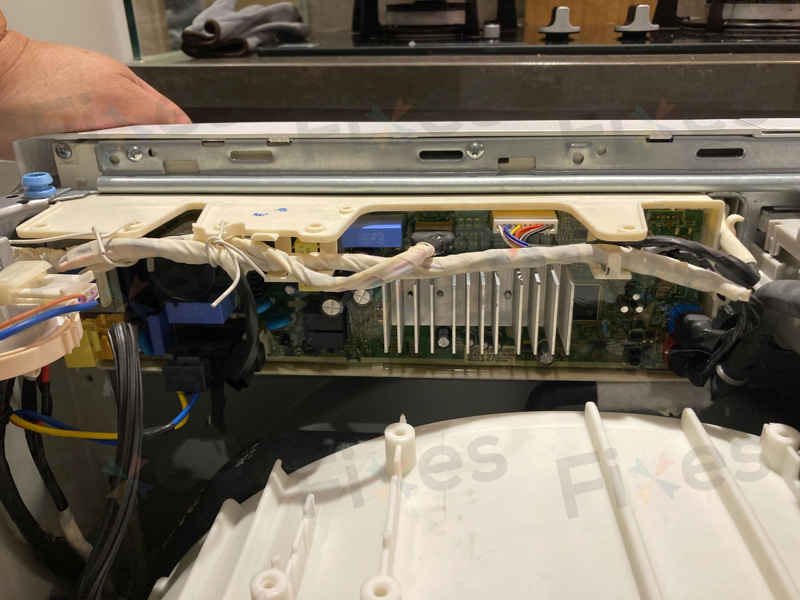 LG洗衣機顯示1E故障碼？一個簡單的喉管問題引發的維修故事 🔍