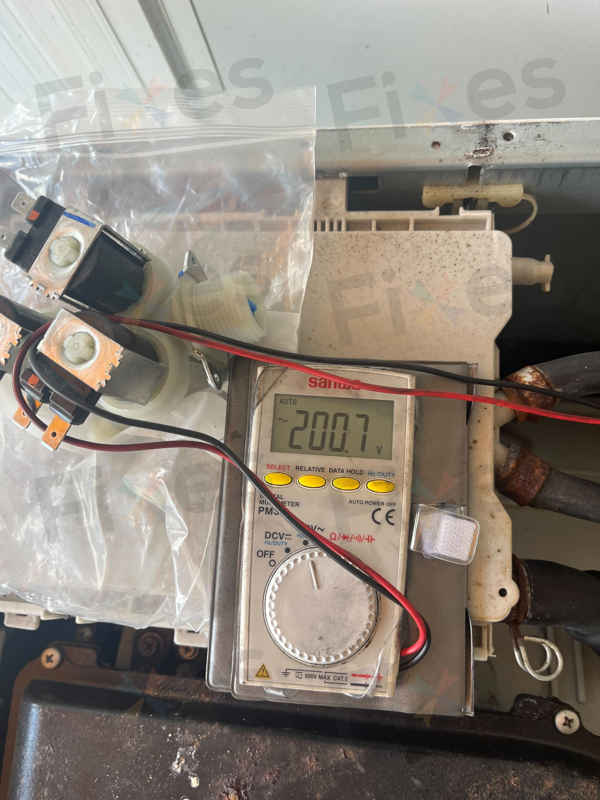 這部LG WFCN系列洗衣機螢幕閃爍1E故障碼，戶外鏽蝕讓入水掣中招🔍