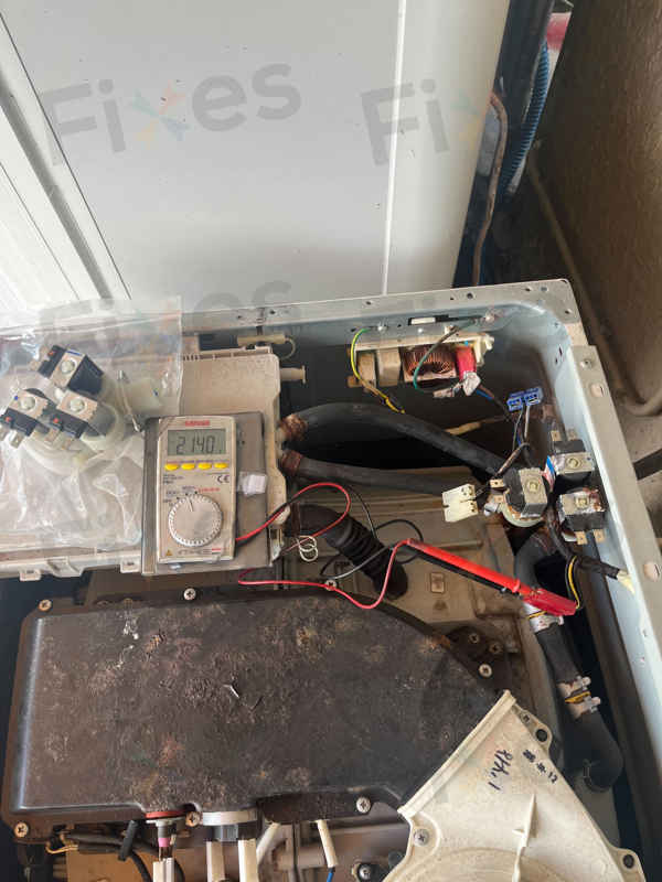 這部LG WFCN系列洗衣機螢幕閃爍1E故障碼，戶外鏽蝕讓入水掣中招🔍