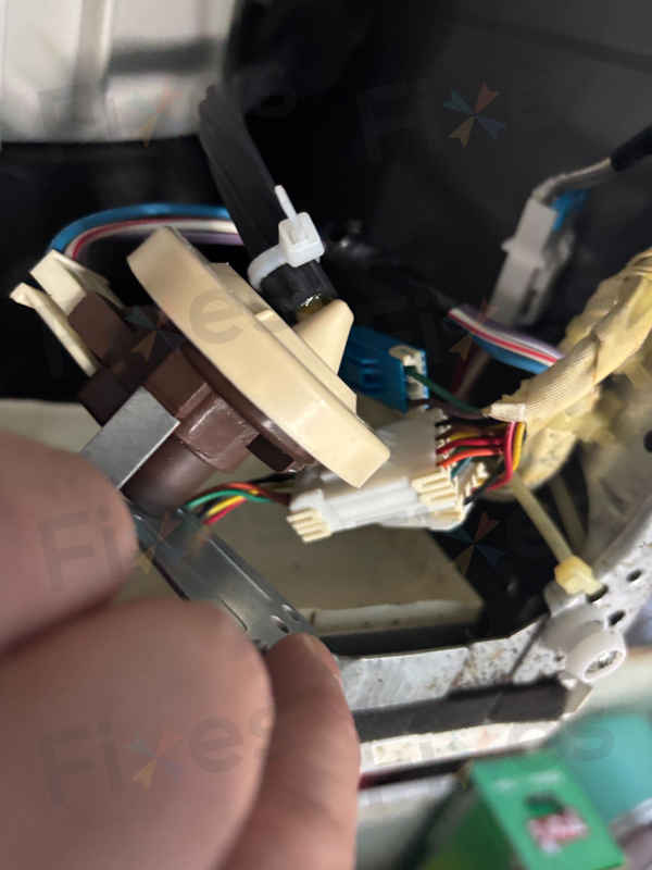 用戶經驗:超重洗窗簾導致這部LG WFCN系列洗衣機1E故障 💡