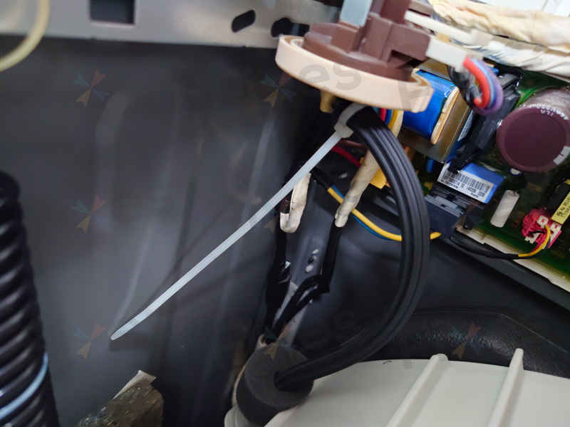 這部LG WFN系列洗衣機突現1E故障？小小水位喉管鬆脫才是元凶 🤔