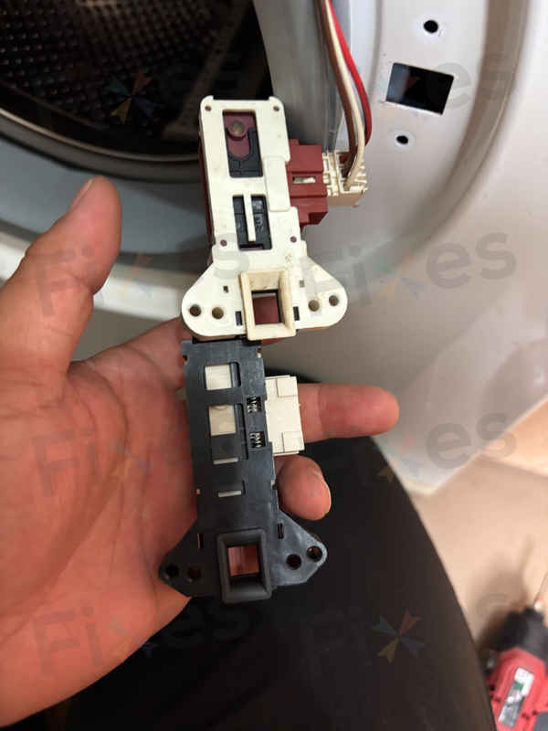 這部Brandt 白朗WFA系列洗衣機3H故障燈閃不停?換上新門鎖掣後重拾洗衣動力😉